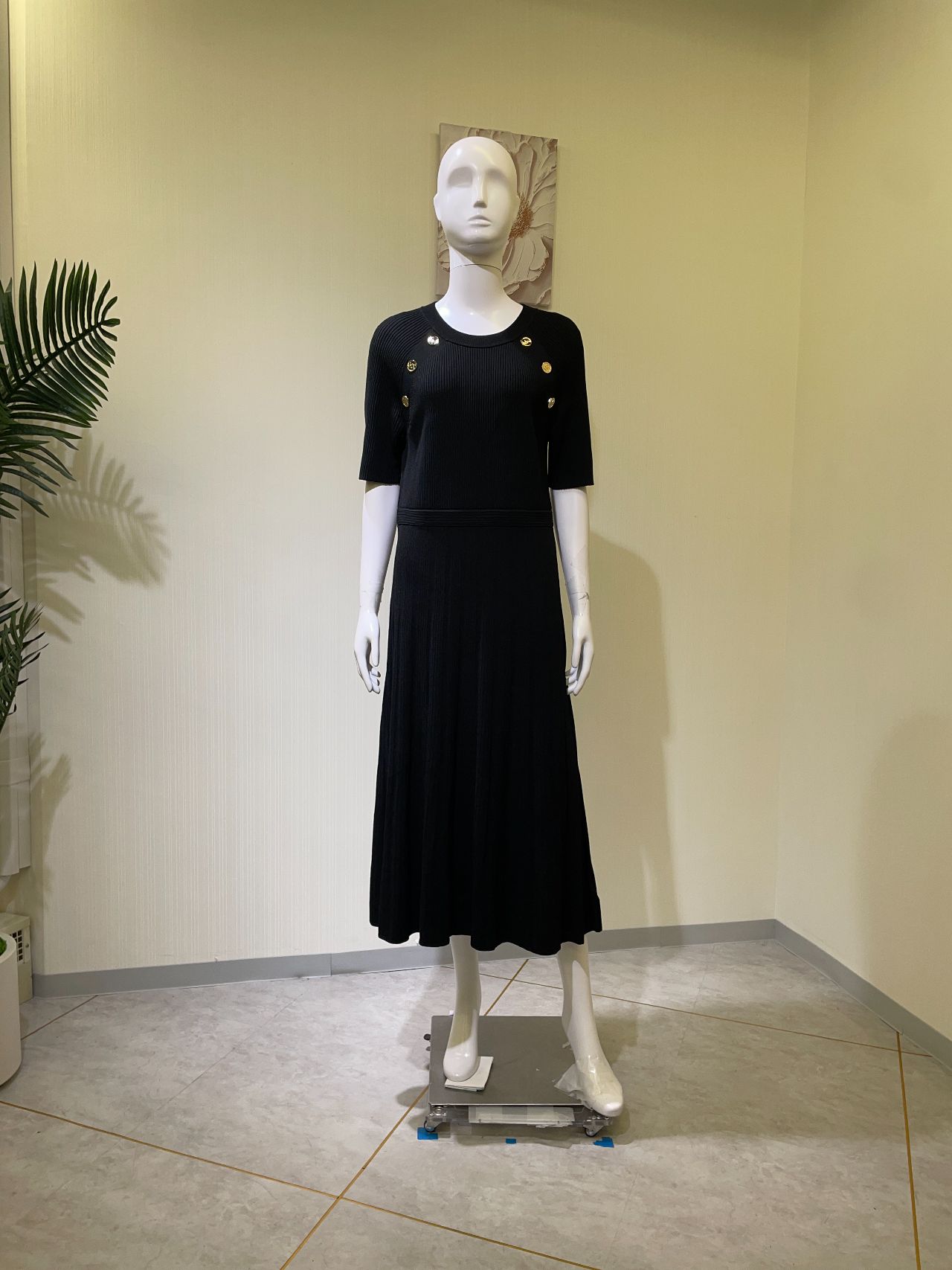 【レンタルドレス 4453】ゴールドボタンモチーフリブニットミモレ丈フレアロングドレス ブラック【Michael Kors】